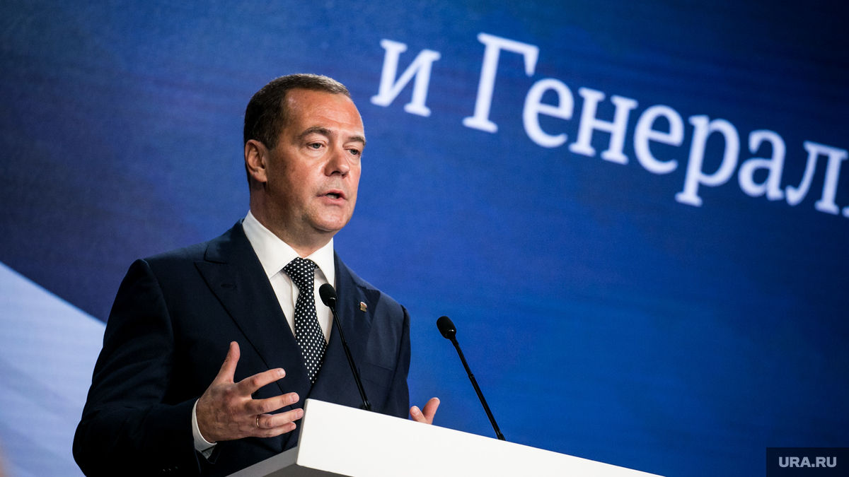 Медведев в ответ на идею Киева предложил назвать Украину "Бандера-рейхом".