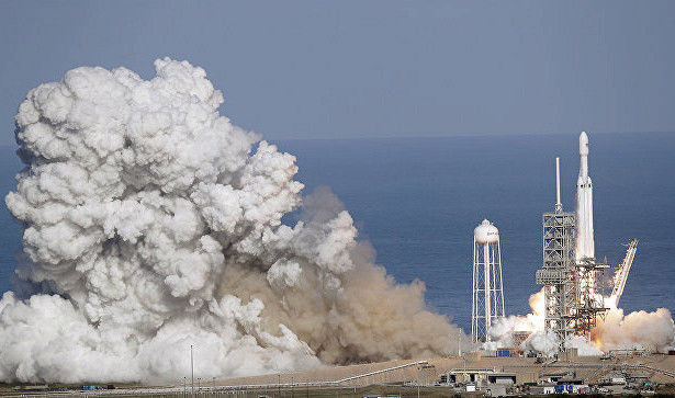 Центральный ускоритель Falcon Heavy разбился при посадке.