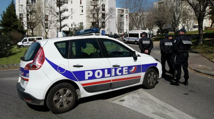 По делу об убийстве учителя во Франции задержали четырех человек.