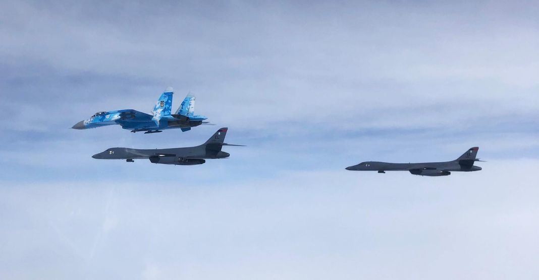 Над Одессой пролетели бомбардировщики США.