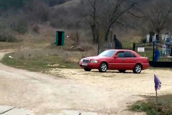 Внимание госавтоинспекторов привлёк автомобиль, который двигался по просёлочной дороге, виляя из стороны в сторону.
