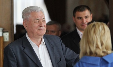 После продления срока Владимир Воронин заявил, что телохранители ему не нужны и что фракция обратилась к президенту без его ведома.
