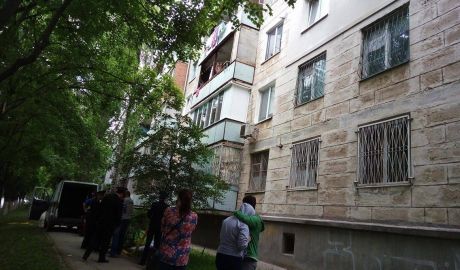 Un copil de doi ani a fost transportat în stare gravă la spital după ce a căzut de la etajul doi al unui bloc. Foto: jurnal.md