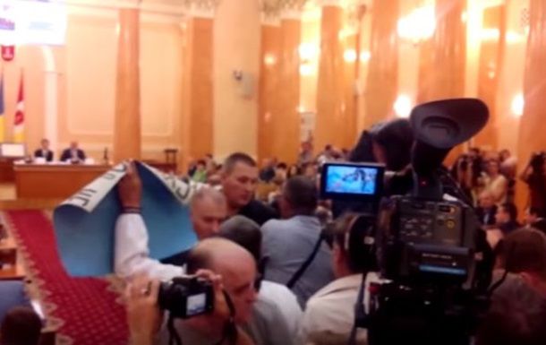 Вопрос не включили в повестку горсовета, и евромайдановцы устроили драку прямо в сессионном зале.