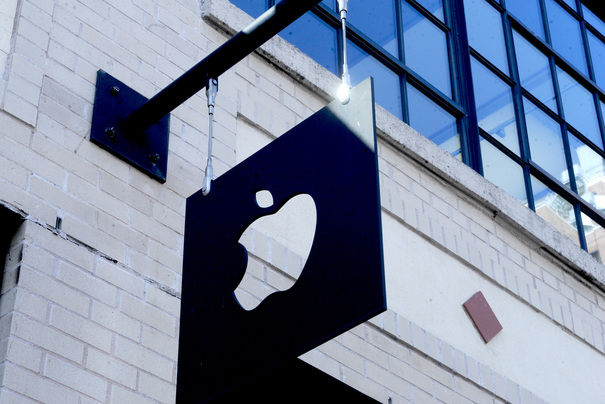 Compania Apple, investigată în SUA din cauza încetinirii funcţiilor unor modele iPhone.