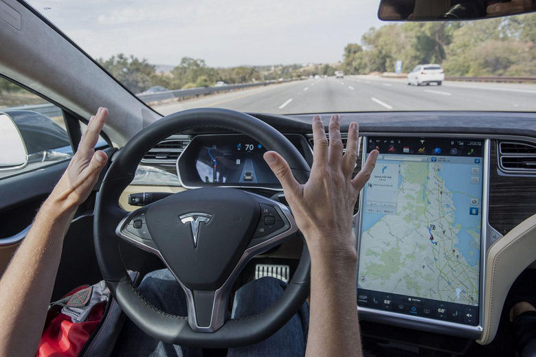 Регулятор обнаружил, что автопилот Tesla отключается за секунду до ДТП.