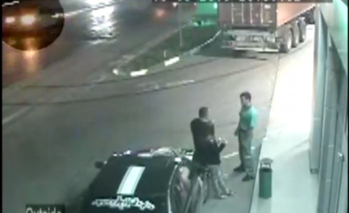 На фото виден автомобиль, который начало заносить на большой скорости.