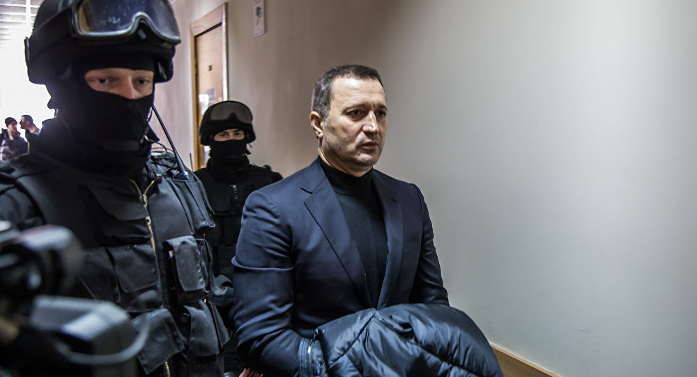 Filat, acuzat de procurori de corupere pasivă şi trafic de influenţă în dosarul fraudelor bancare, a reuşit vineri să vorbească cu câţiva deputaţi PLDM.