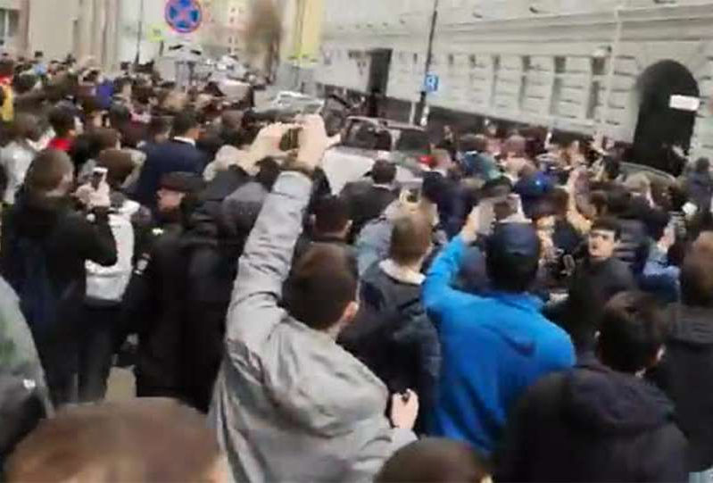 Толпа фанатов побежала за машиной Макгрегора по Москве.