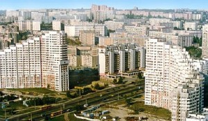Indivizii s-au năpustit asupra tînărului şi l-au lovit cu pumnii și picioarele. Ulterior atacatorii i-au  aplicat şi o lovitură cu un cuţit.