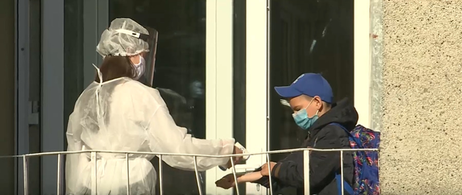 Спустя 2 месяца удаленки школьники вернулись за парты: в городе пробки.