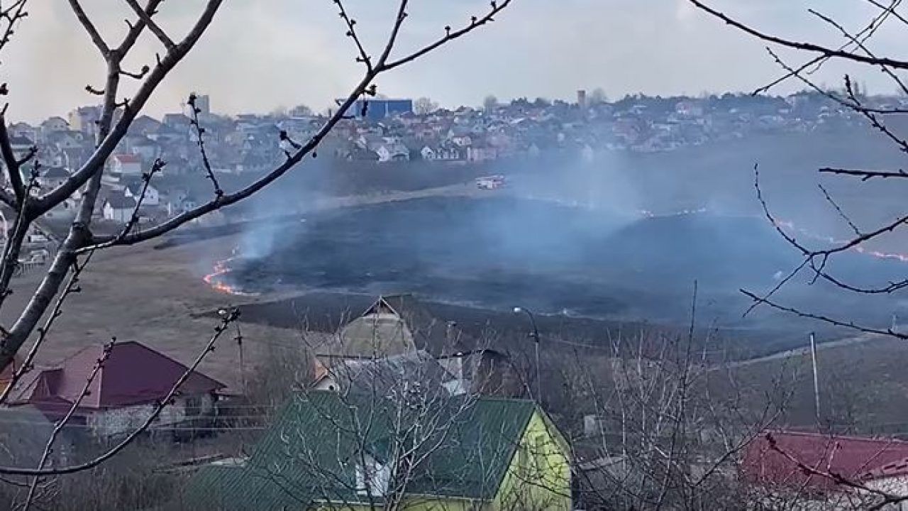 Под Яловенами загорелось поле рядом с жилыми домами.