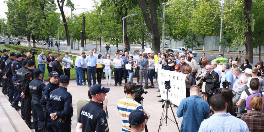 Protest împotriva modificării sistemului electoral în fața Parlamentului. 