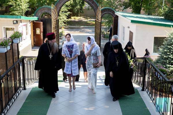 В завершении встречи гостей пригласили отведать монастырский чай.