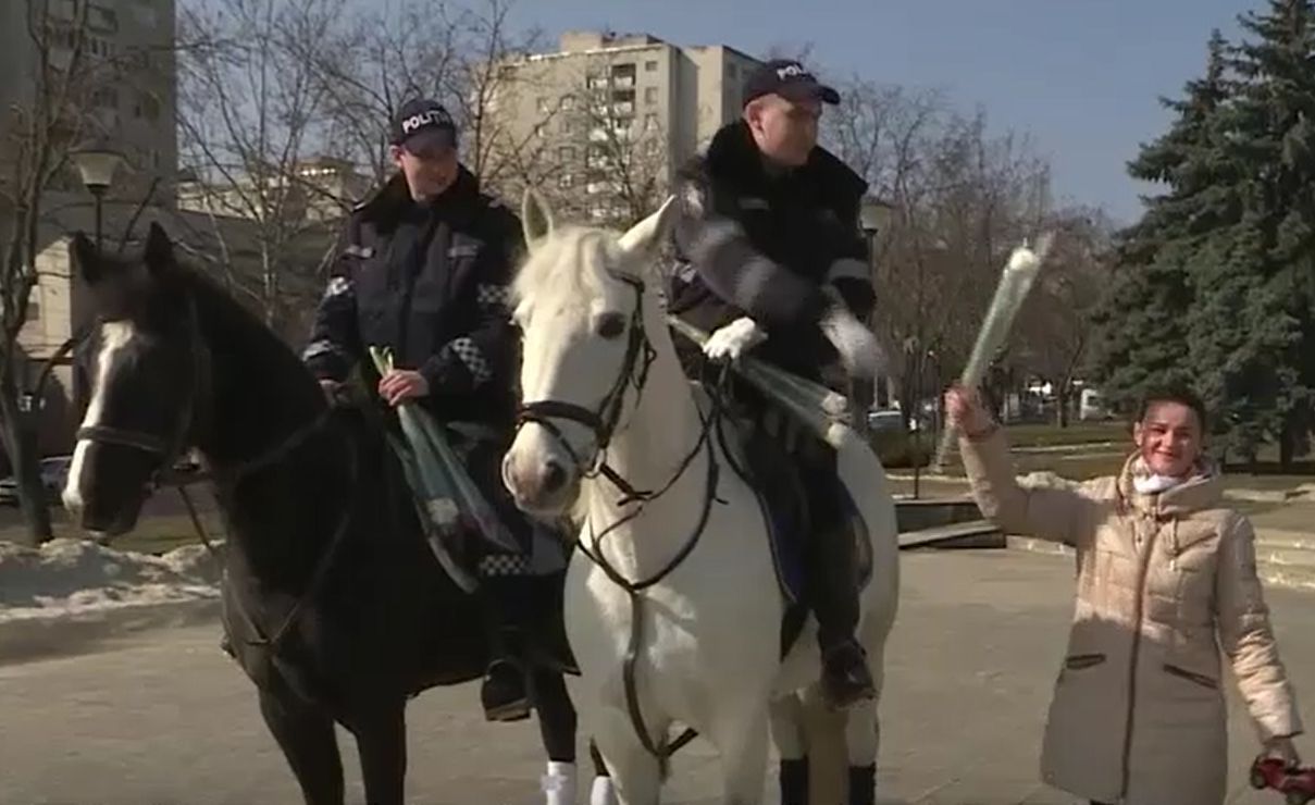 Девушки говорят, что цветы от полицейских получали впервые.
