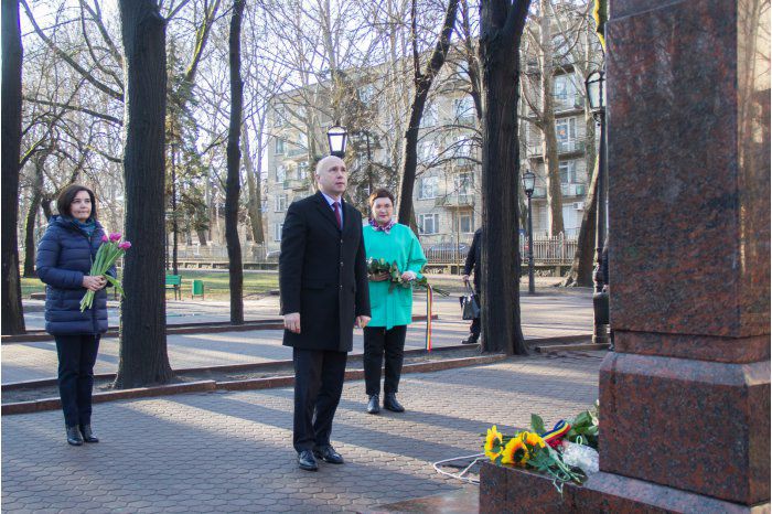 На церемонии премьер-министра сопровождала министр культуры Моника Бабук и глава кабинета премьер-министра Виолетта Вэса.