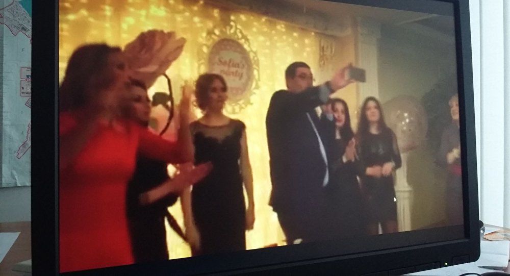 Usatîi îşi consolidează şansele electorale, cântând karaoke. Foto: Sputnik/ Rodion Proca