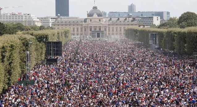 Франция ликует. На улицах Парижа победу в ЧМ празднуют тысячи человек.