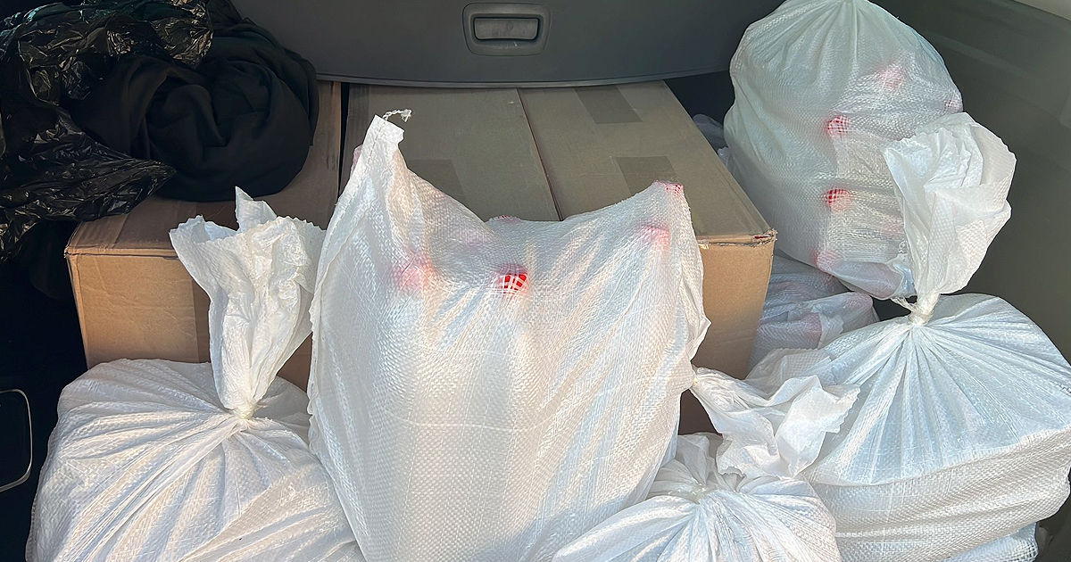 Un lot de țigări de contrabandă și alcool, confiscat în raionul Drochia.