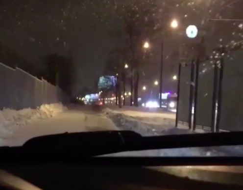 В Сети появилось видео, на котором автомобиль выезжает на тротуар одной из московских улиц.