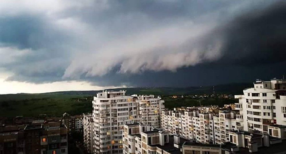 В столице некоторые улицы во время дожди превратились в реки. 