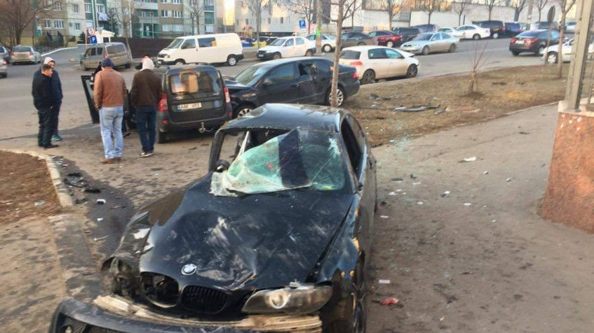 Patru mașini au fost făcute zob, în dimineața acestei zile, 1 ianuarie, în urma unui accident teribil. Foto: smotra.md