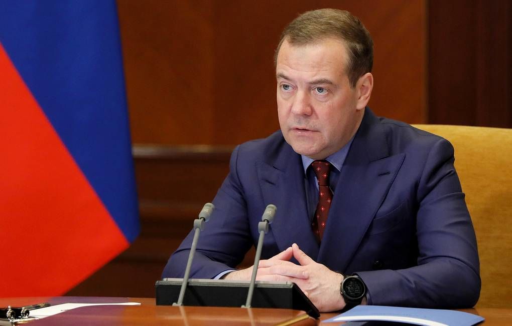 Медведев: Желающим обменять Медведчука на пленных следует "крепко запирать двери".