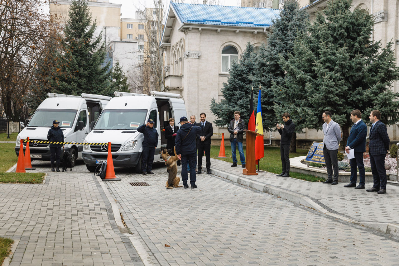 Таможенная служба Молдовы получила в дар микроавтобусы и технику.