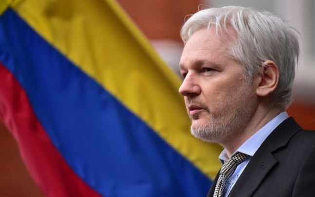 Ecuadorul i-a blocat accesul la internet lui Julian Assange în ambasada din Londra. Foto: EPA