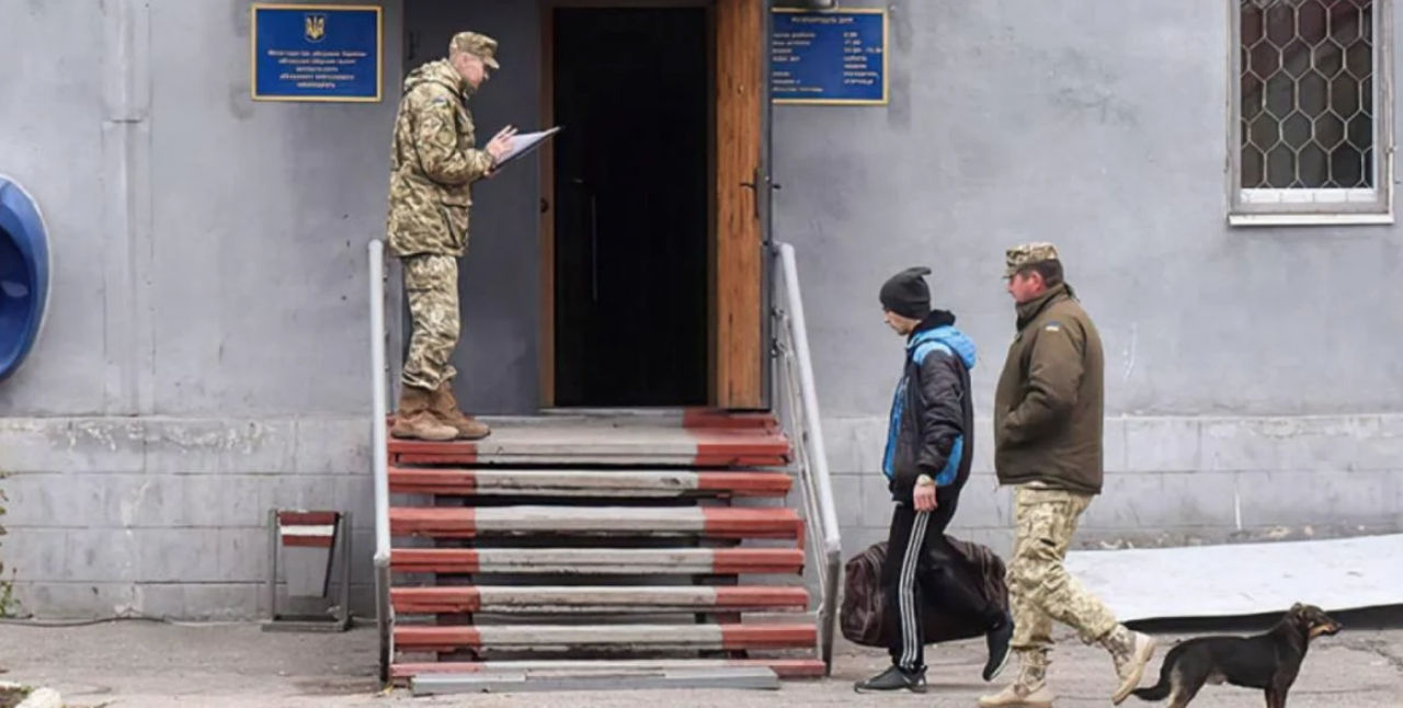 В Украине 17-летним парням будут вручать повестки.