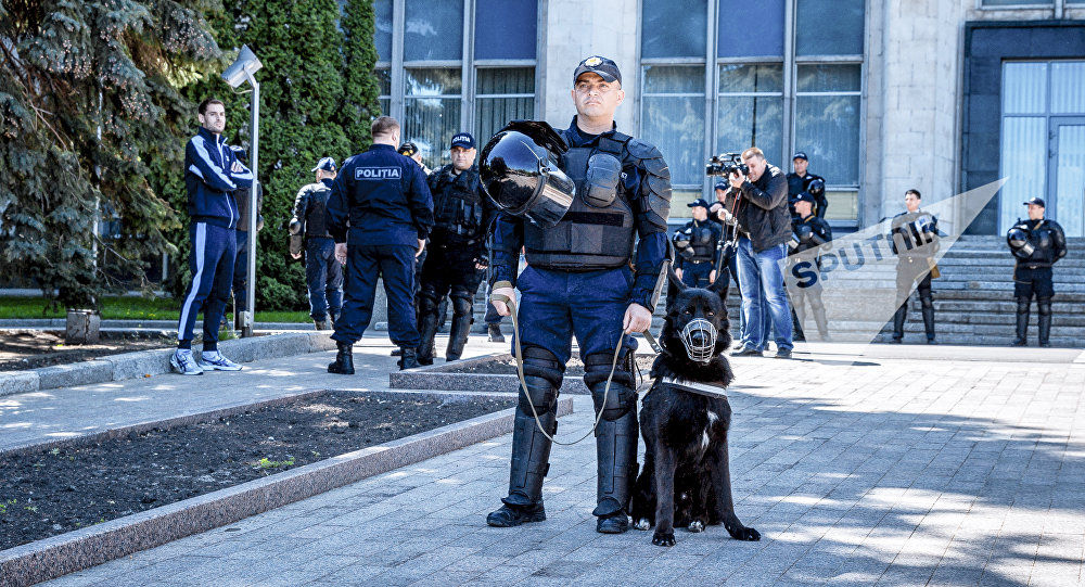 Suspecții au fost escortați la sediul Procuraturii Anticorupție unde au fost audiați și au fost reținuți pentru 72 de ore.