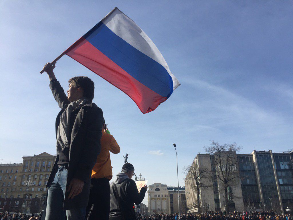 На Тверской улице Москвы собрались на несанкционированную акцию протеста около 7-8 тысяч человек.
