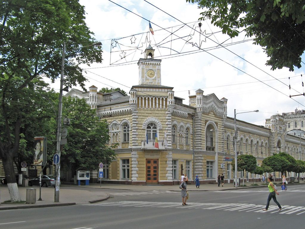 După ce în presă a apărut o investigație care relevă faptul că mai mulți funcționari de la Primărie dețin în proprietate case și mașini de lux, în cadrul ședinței operative a Primăriei din 14 septembrie, unii dintre cei vizați au dezmințit informațiile.