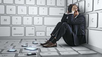 Unor oameni le este greu să controleze timpul pe care îl pierd online până la punctul în care interferează cu viaţa lor zilnică.