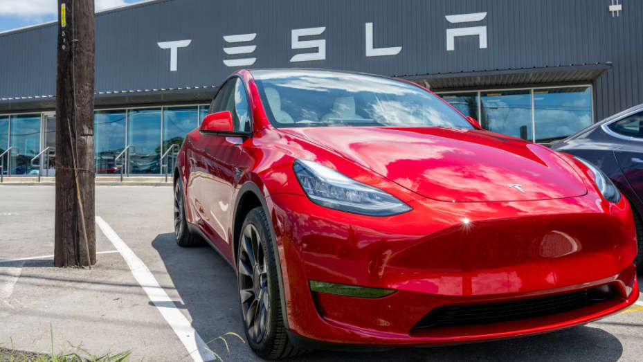 Поставки Tesla на рынок выросли на 83% за последний квартал при рекордных продажах.