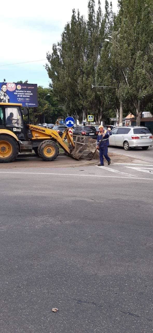 В столице продолжается ликвидация последствий дождя.