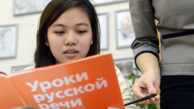 Как считают разработчики, новый экзамен поможет снизить поток низкоквалифицированной рабочей силы в Россию. Фото: izvestia.ru