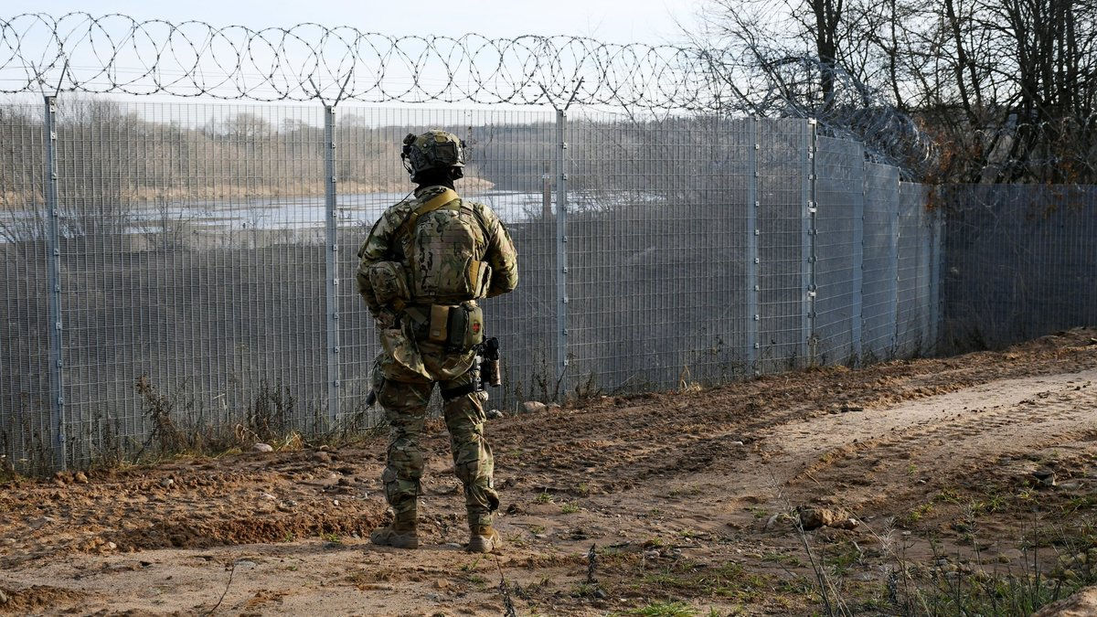 Letonia a construit un gard de 280 de kilometri la frontiera cu Rusia.