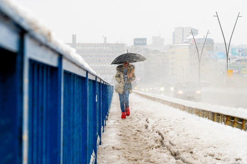 Непогода на Балканах: без света остались села, закрыты дороги и паромное сообщение.