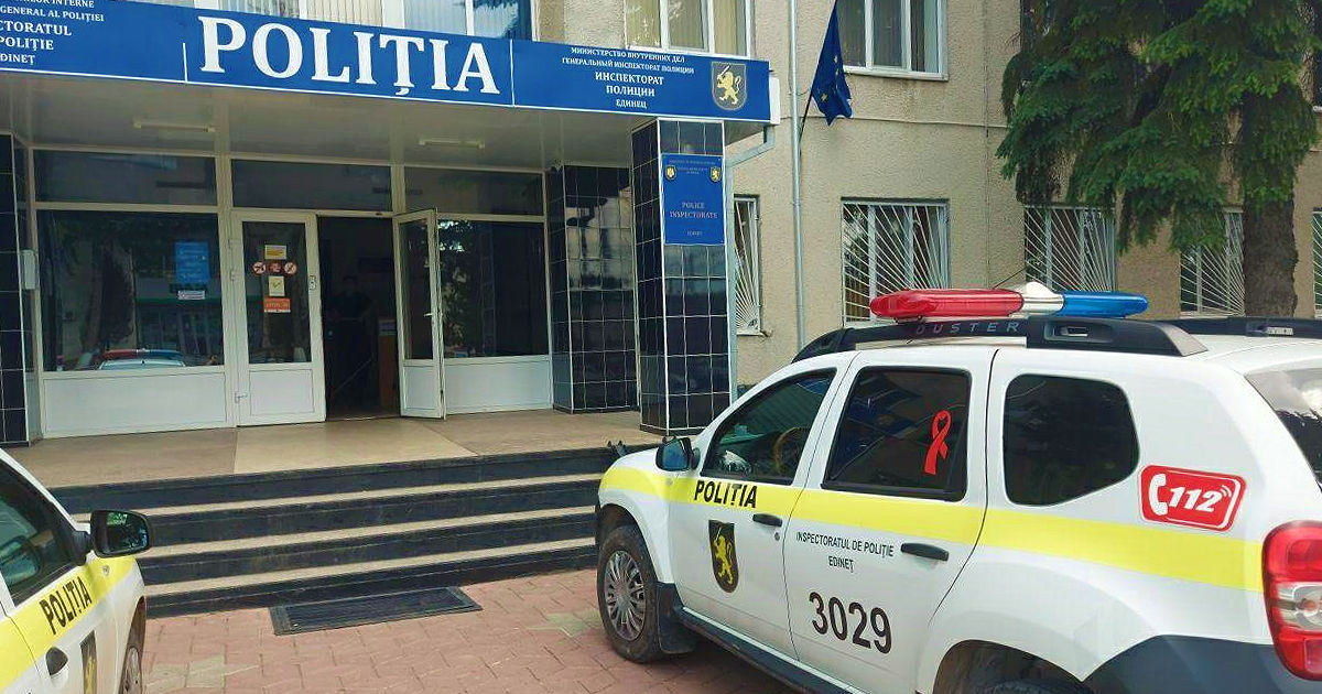 O femeie, reținută pentru vandalizarea Inspectoratului de Poliție Edineț.