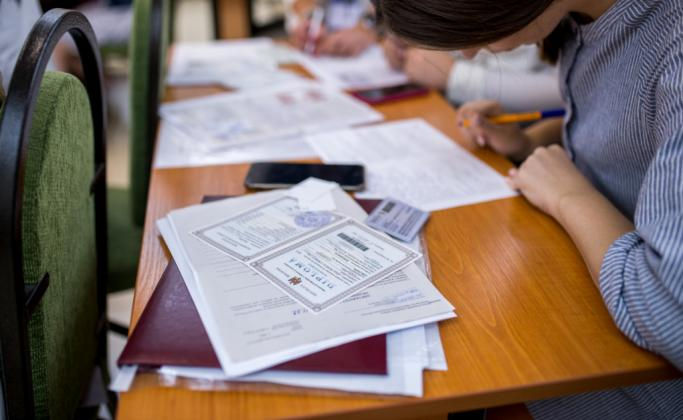 Ministerul Educației discută introducerea unor amenzi mari pentru vânzarea lucrărilor de diplomă.