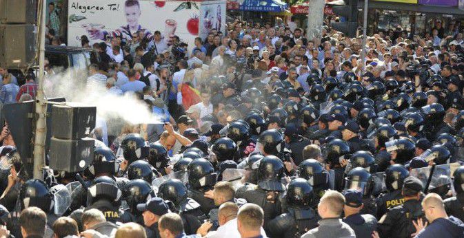 Alexandru Petcov a recunoscut luni că a aruncat în polițiști cu hârtie igienică.