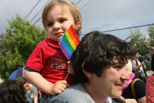 Un cuplu de homosexual a adoptat un copil.