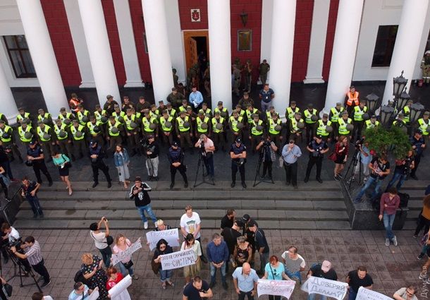 Митингующие зажгли файеры, после чего полиция применила газ.