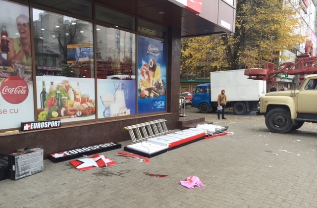Работники не удержали конструкцию, и та упала на проходившую мимо девушку.