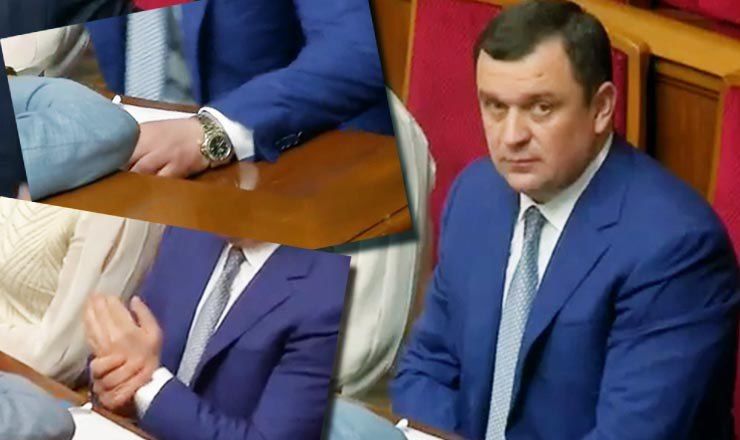 На записи видно, как глава Счётной палаты снимает часы и под столом передаёт коллеге, чтобы она их спрятала.