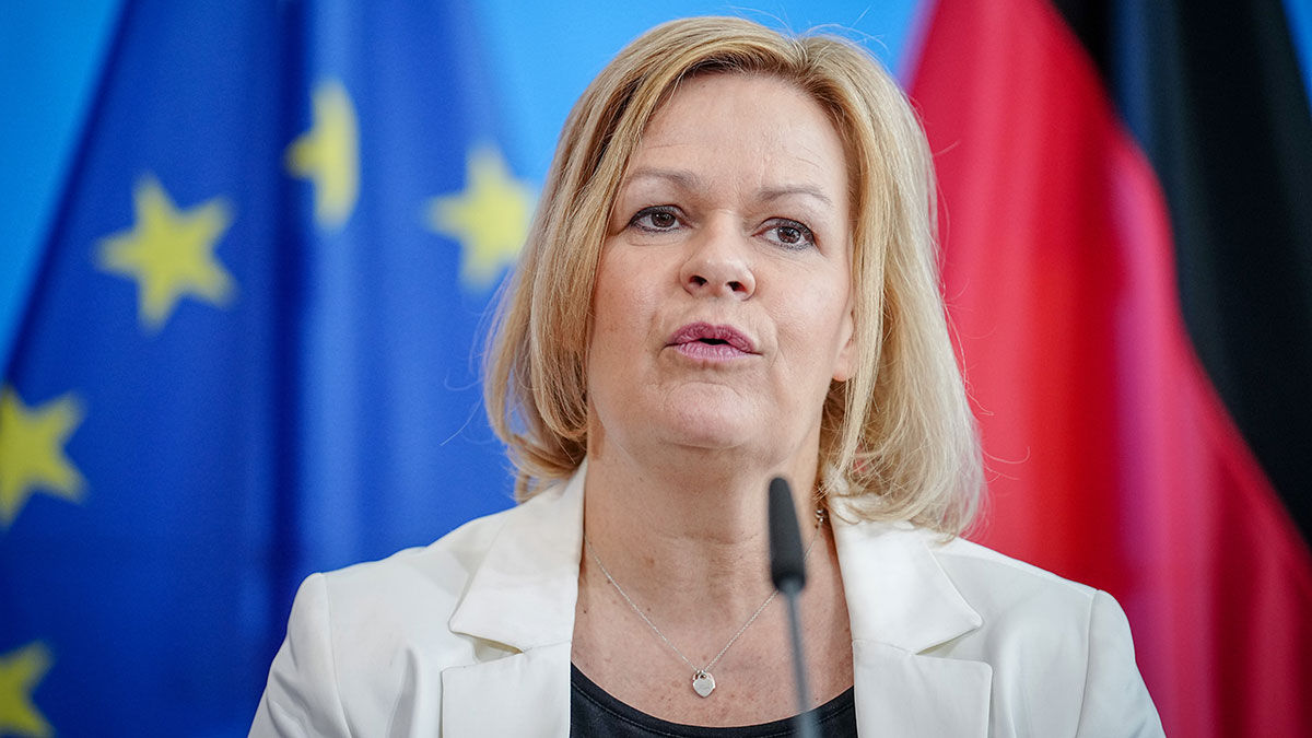 МВД Германии предупредило об угрозе прослушивания чиновников Россией.