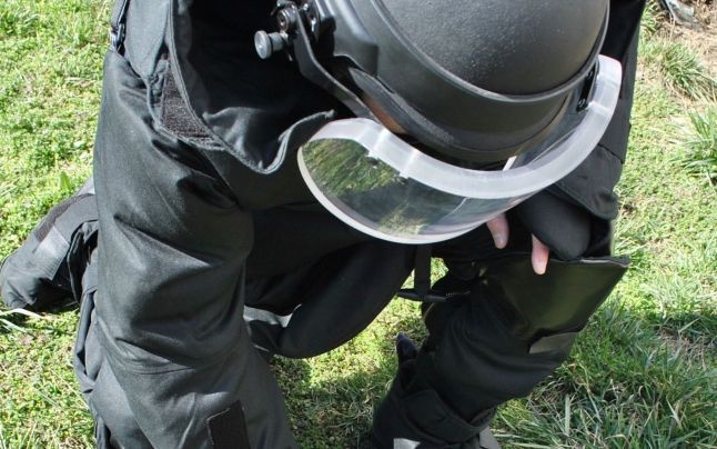 Muncitorii, alarmaţi: Grenadă descoperită într-un şanţ. Foto: adevarul.ro