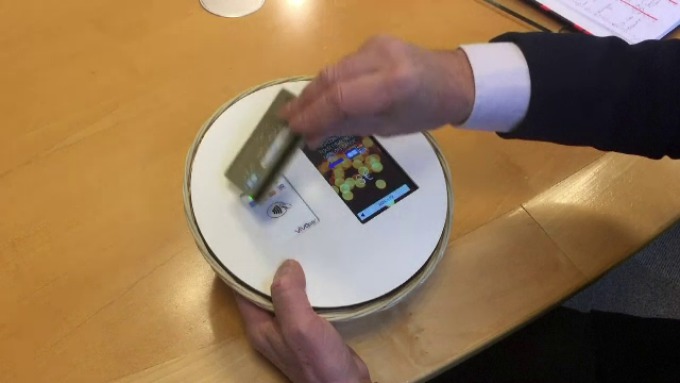 Preot hi-tech: Donație cu cardul la biserică. Foto: protv.ro