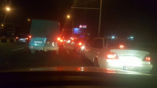 Noaptea reducerilor: Ambuteiaj infernal lângă un centru comercial din Capitală